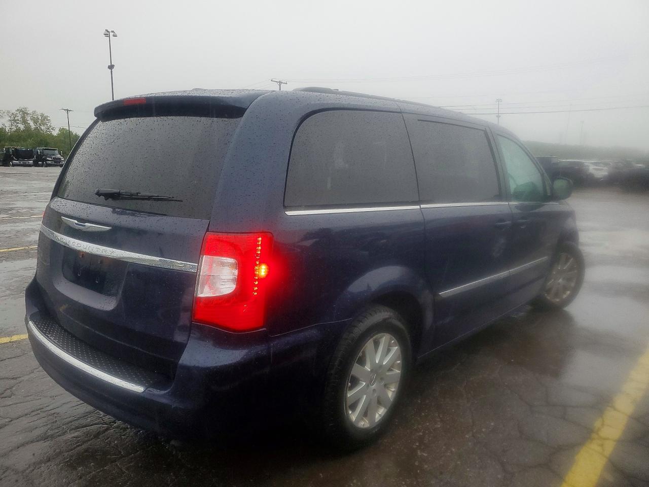 2015 Chrysler Town & Country Touring - Фото 3