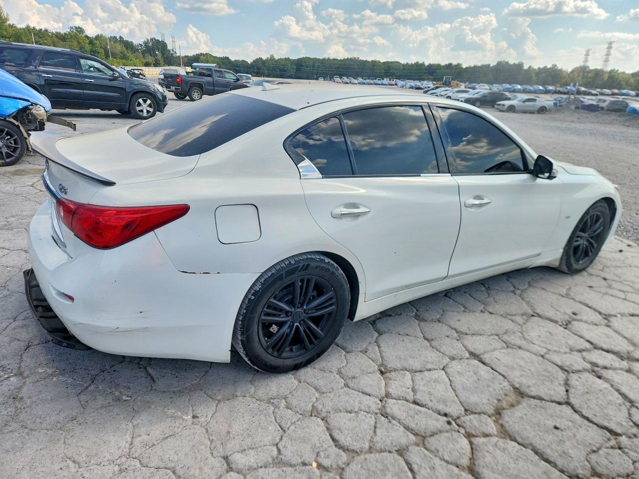 2015 Infiniti Q50 Premium - Image 3