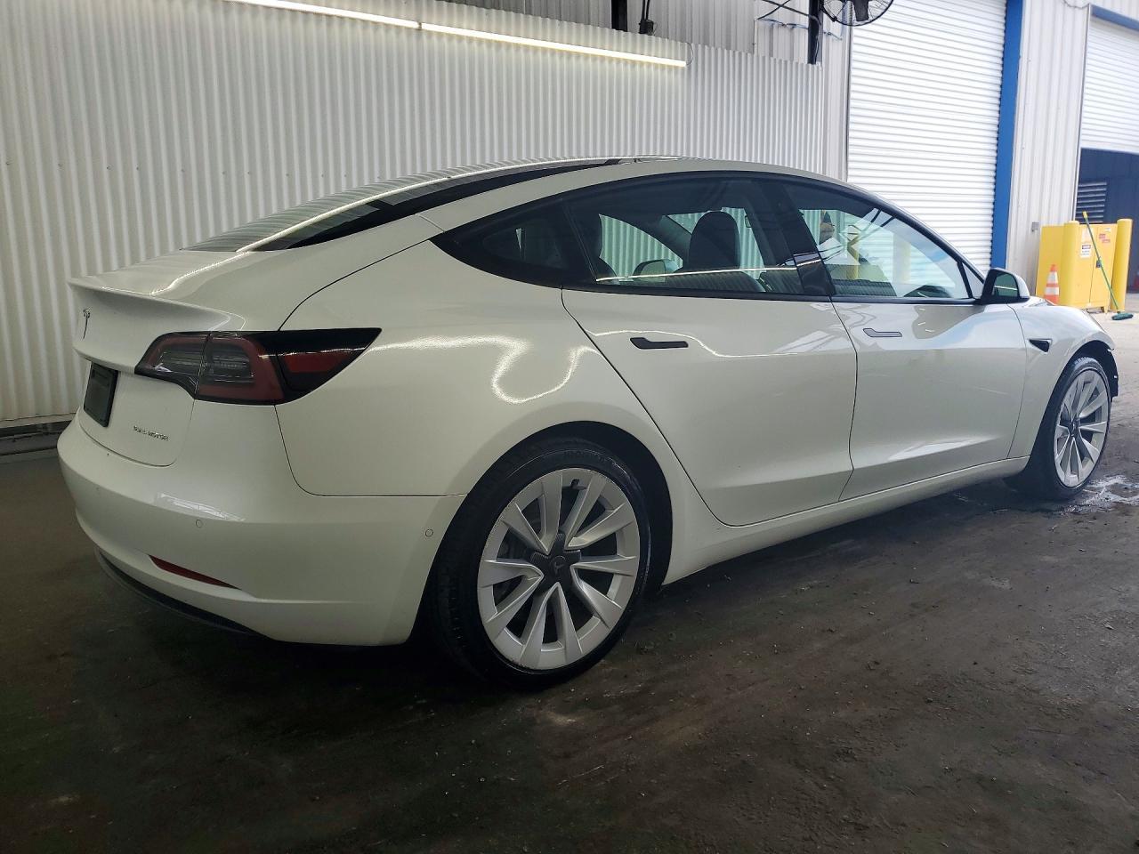 2022 Tesla Model 3 - Фото 3