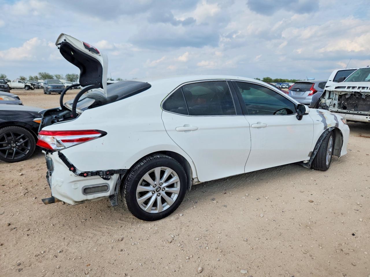 2018 Toyota Camry Le - Фото 3