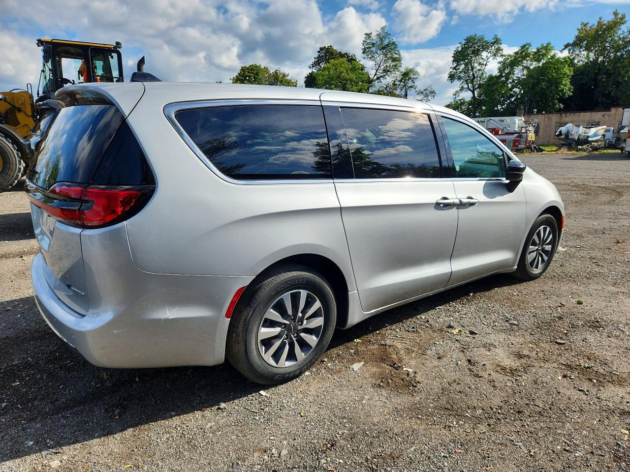 2024 Chrysler Pacifica Hybrid Select - Image 3