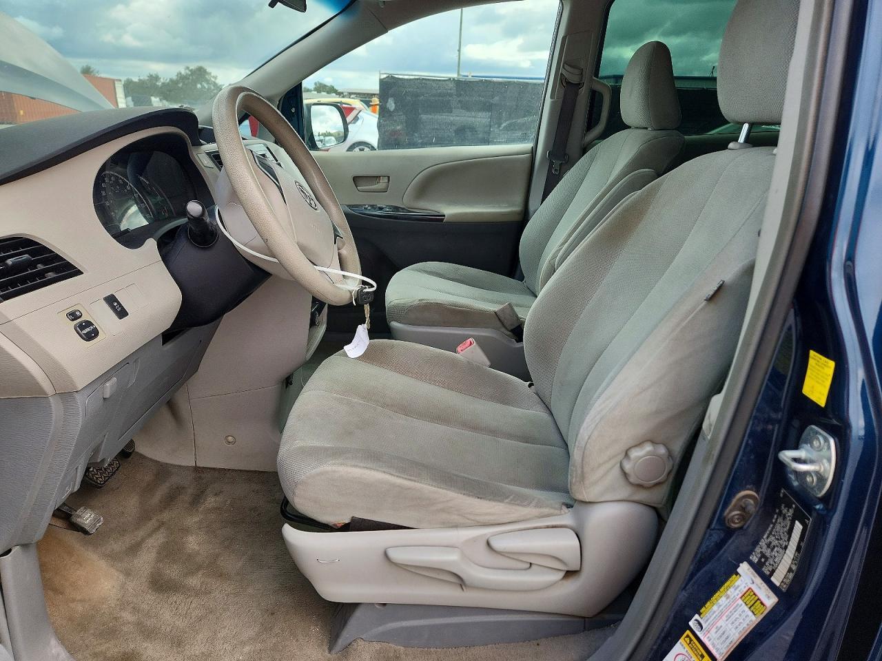 2011 Toyota Sienna Base 7-Passenger - Фото 7