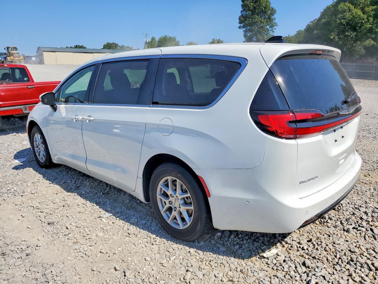 2023 Chrysler Pacifica Touring L - Image 2