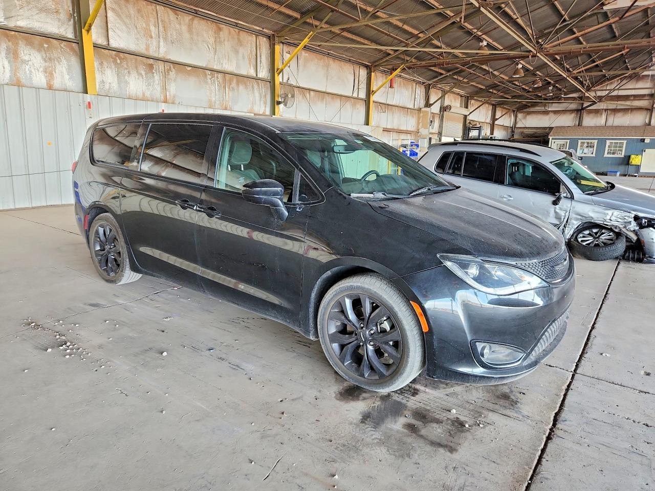 2020 Chrysler Pacifica Touring - Фото 4