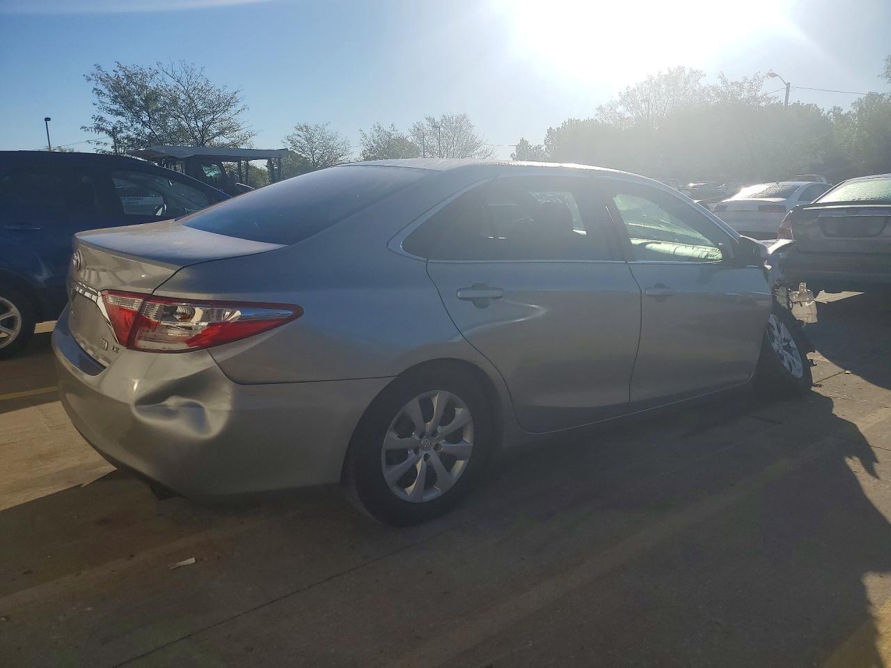 2015 Toyota Camry Hybrid Le - Image 3