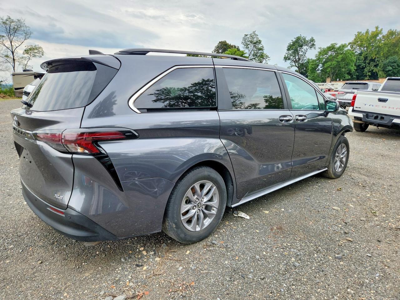 2025 Toyota Sienna Xle 8-Passenger - Фото 3