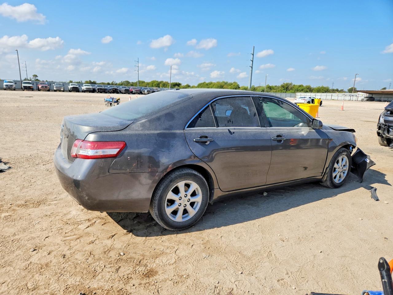 2011 Toyota Camry Le - Фото 3
