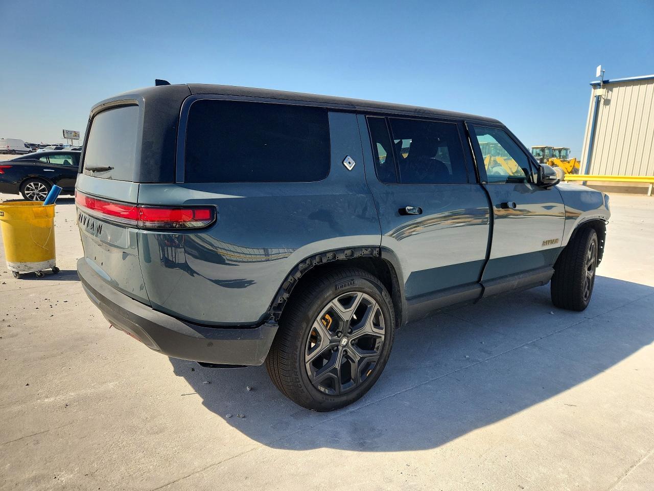 2026 Rivian R1S Premium - Фото 3