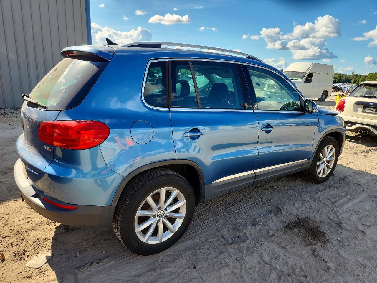2017 Volkswagen Tiguan Wolfsburg - Image 3