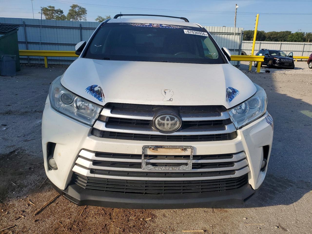 2017 Toyota Highlander Le Plus - Image 5