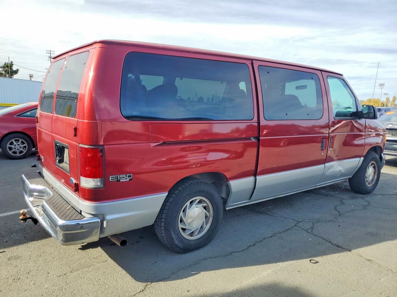 2000 Ford Econoline E150 Wagon - Image 3