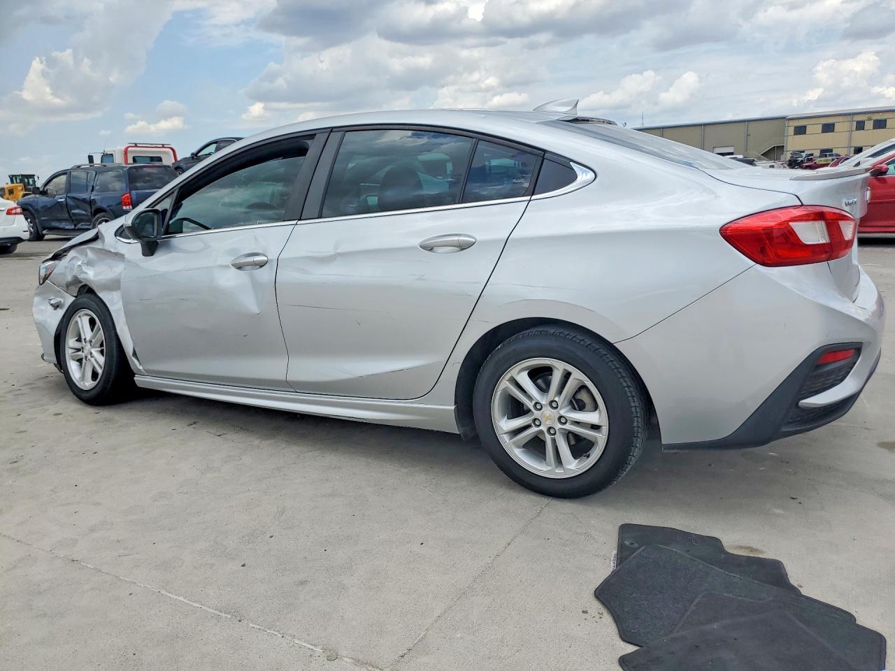 2017 Chevrolet Cruze Lt - Фото 2