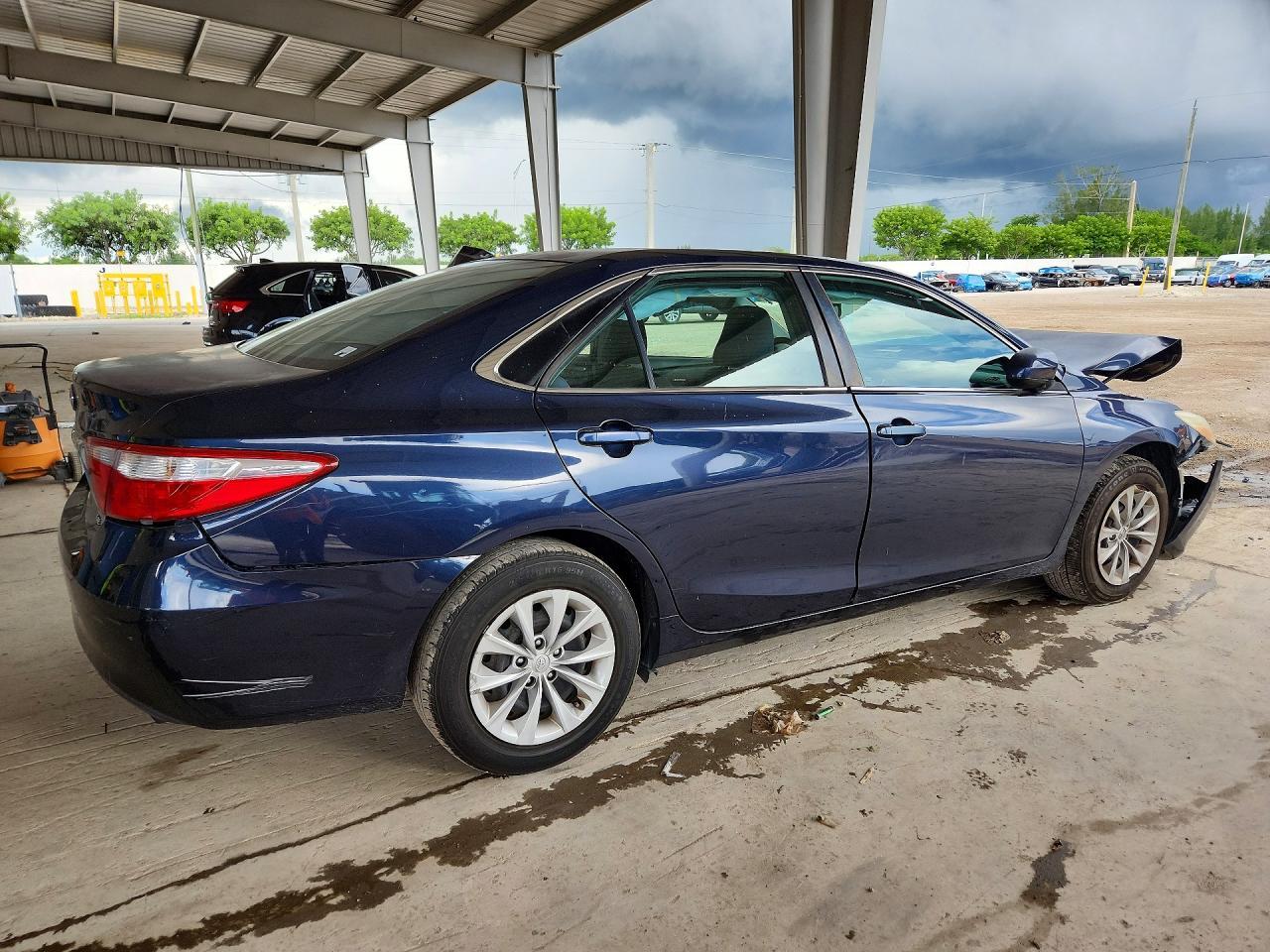 2015 Toyota Camry Le - Фото 3