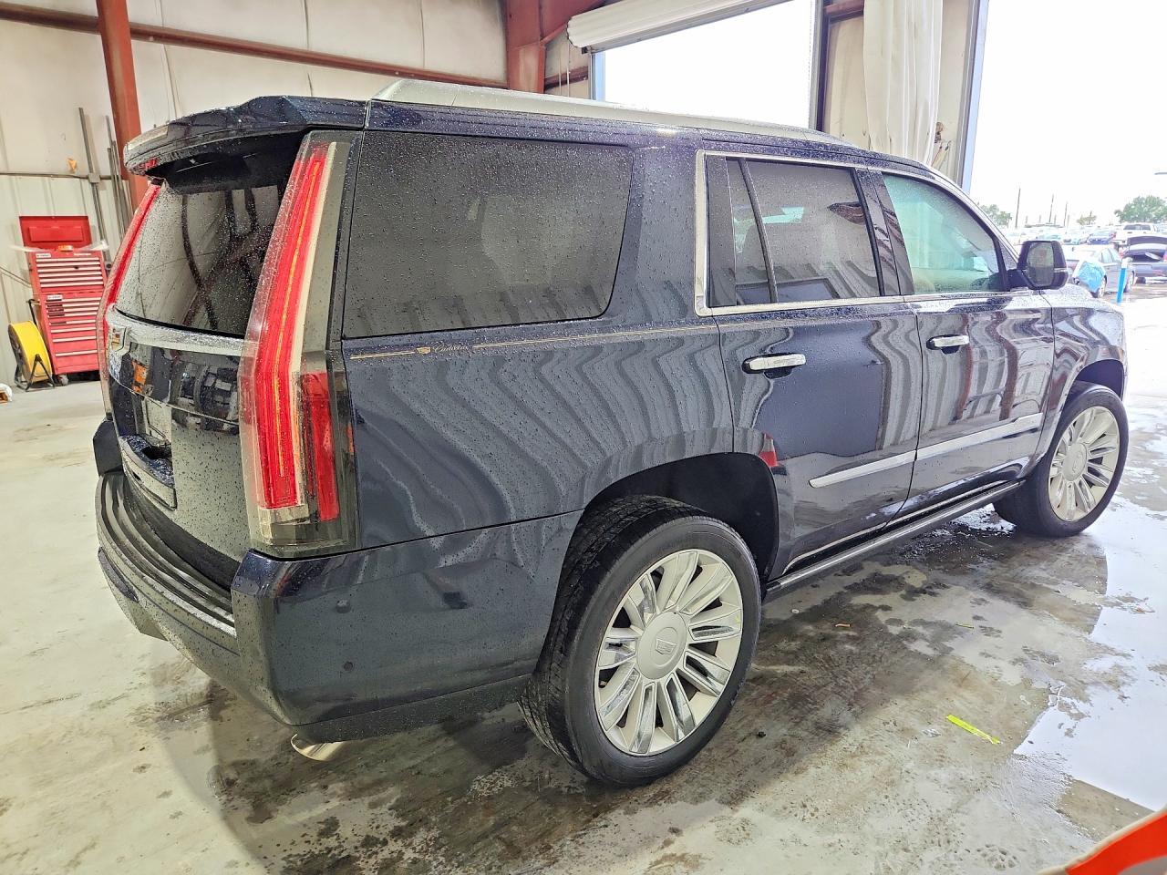 2018 Cadillac Escalade Platinum - Image 3