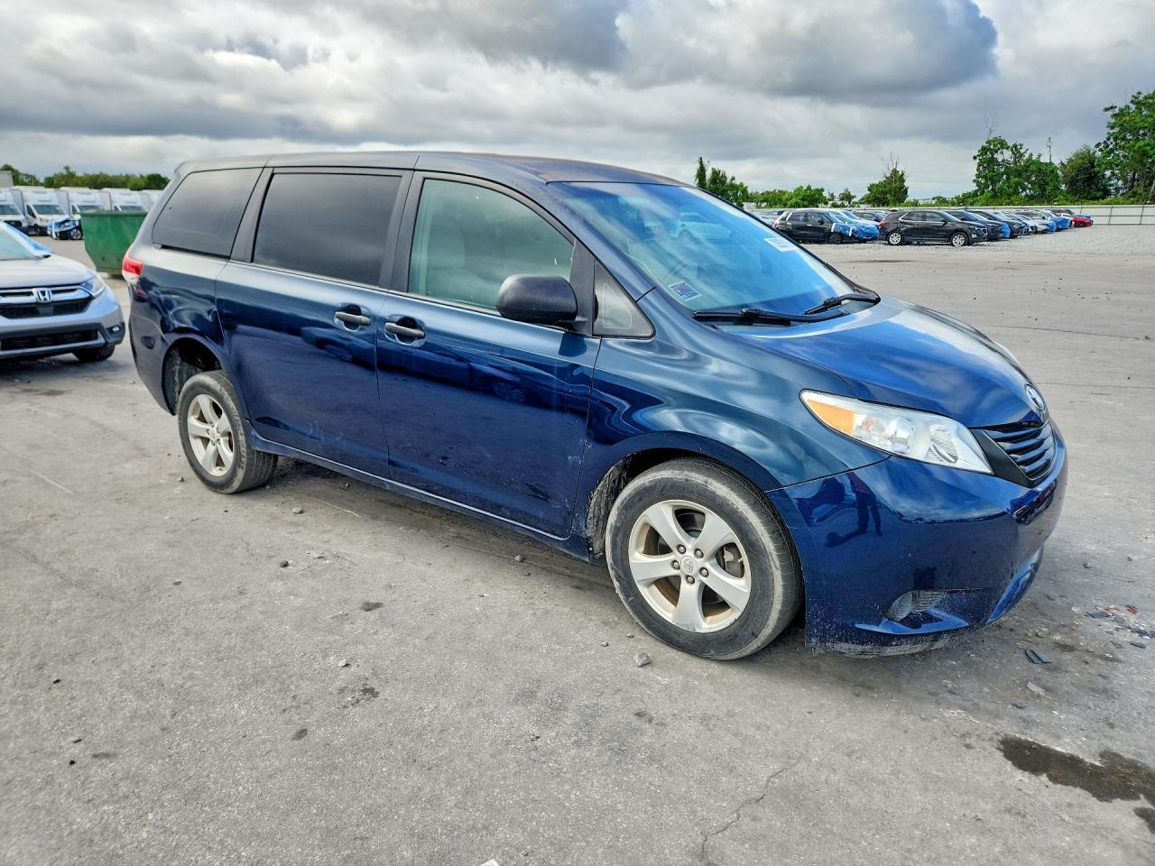 2011 Toyota Sienna Base 7-Passenger - Фото 4