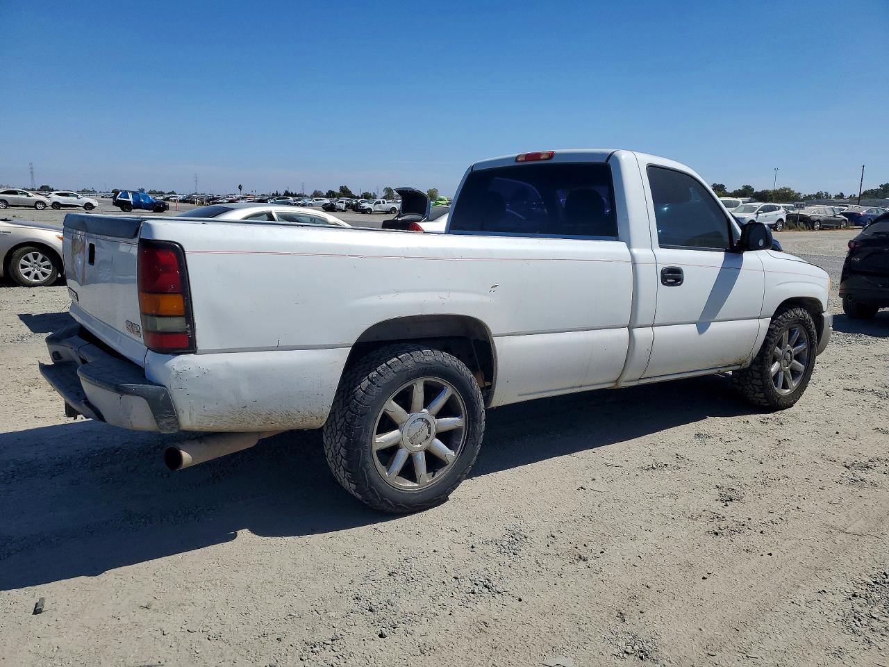2005 GMC New Sierra C1500 - Image 3