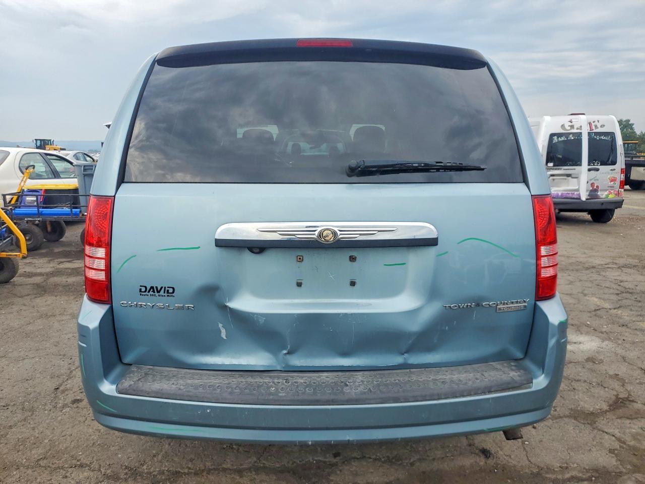 2010 Chrysler Town & Country Touring - Image 6