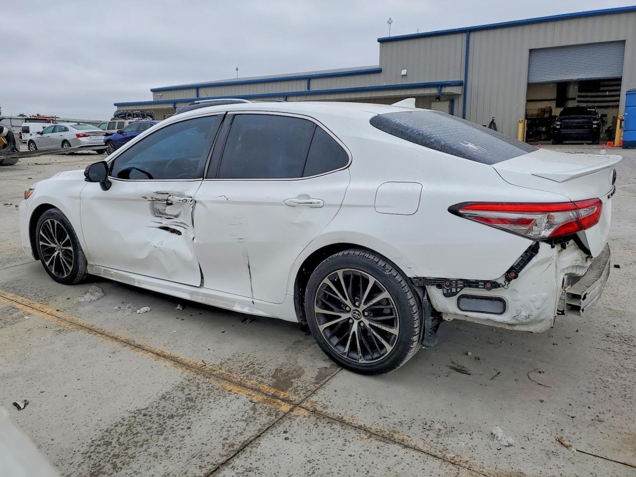 2019 Toyota Camry Se - Фото 2