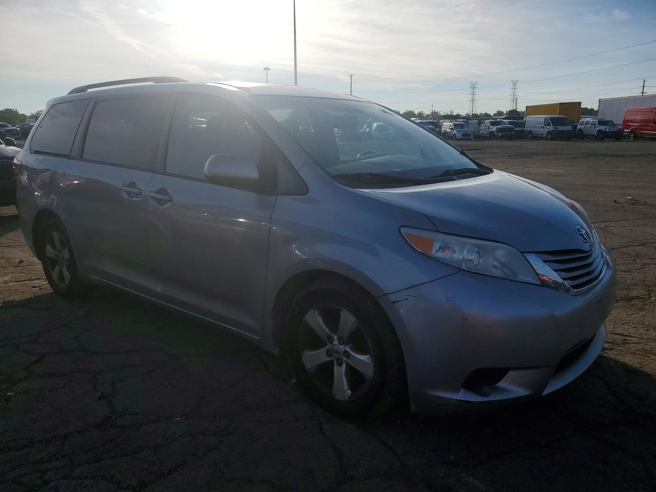 2015 Toyota Sienna Le - Image 4