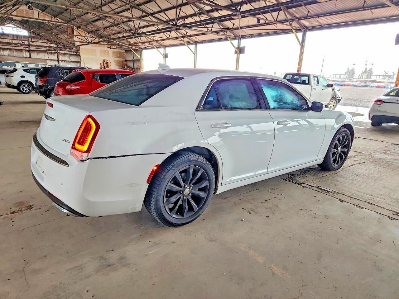 2015 Chrysler 300 Limited - Фото 3