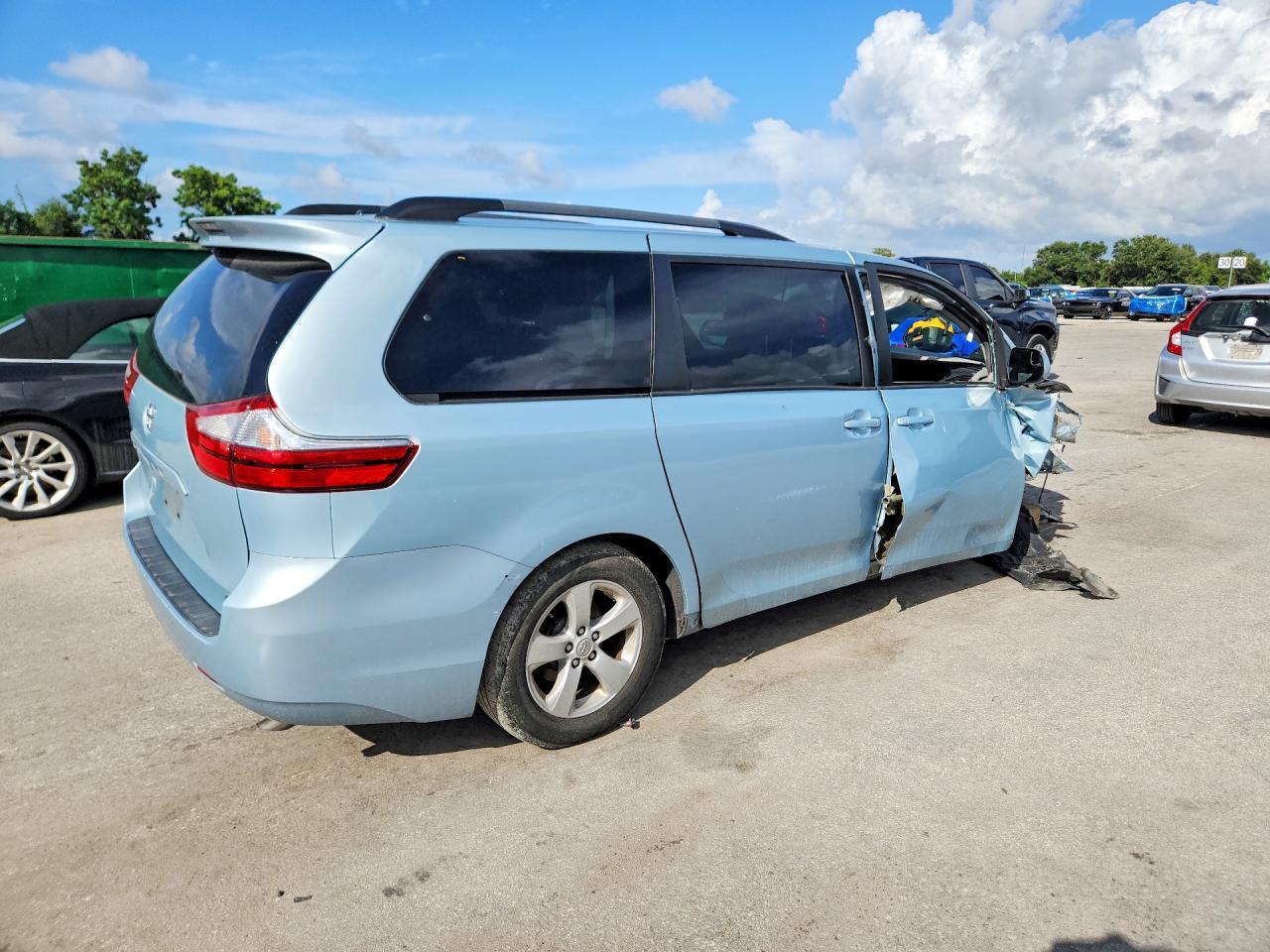 2016 Toyota Sienna Le - Фото 3