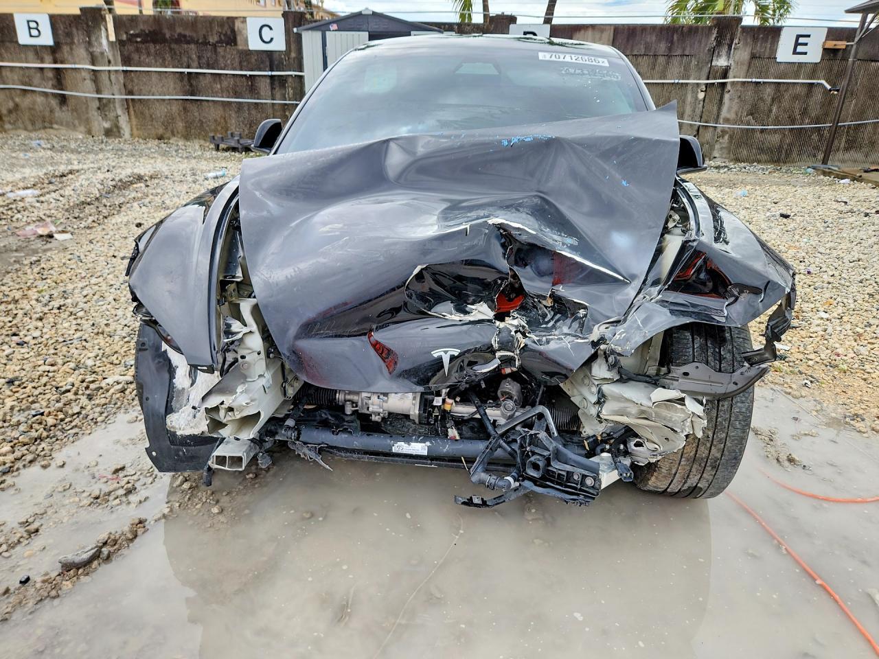 2025 Tesla Model 3 - Фото 5