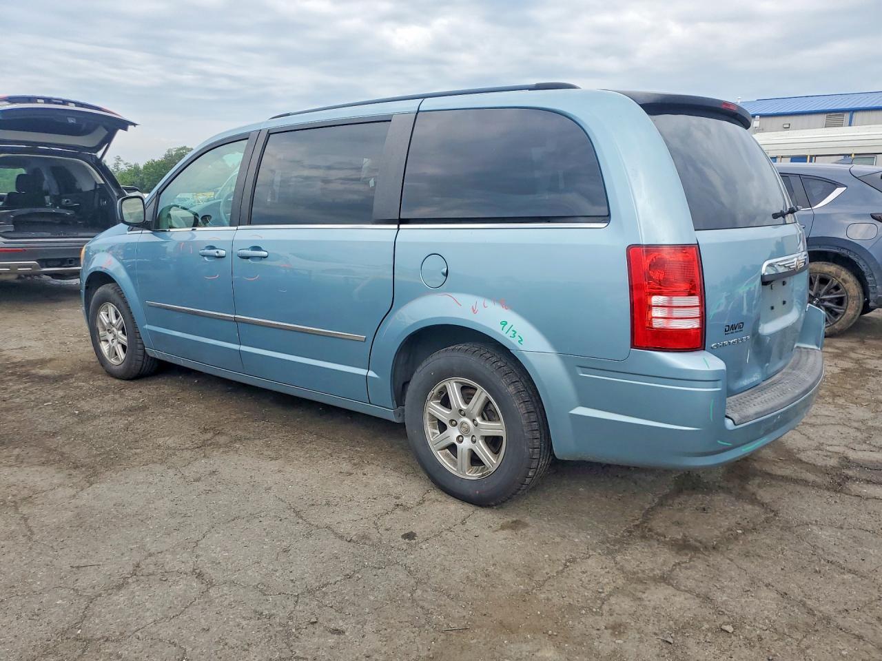 2010 Chrysler Town & Country Touring - Image 2