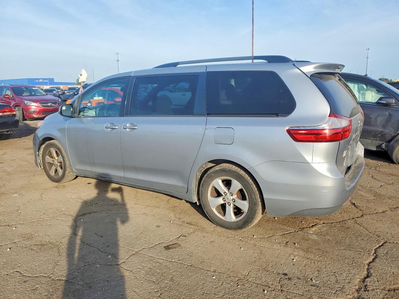 2015 Toyota Sienna Le - Image 2