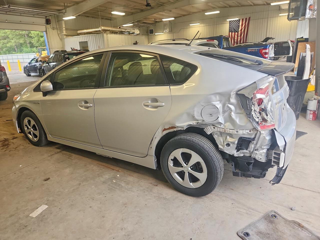 2014 Toyota Prius Two - Фото 2