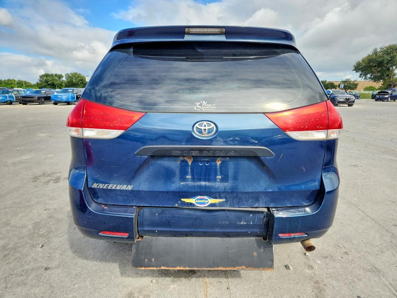 2011 Toyota Sienna Base 7-Passenger - Фото 6