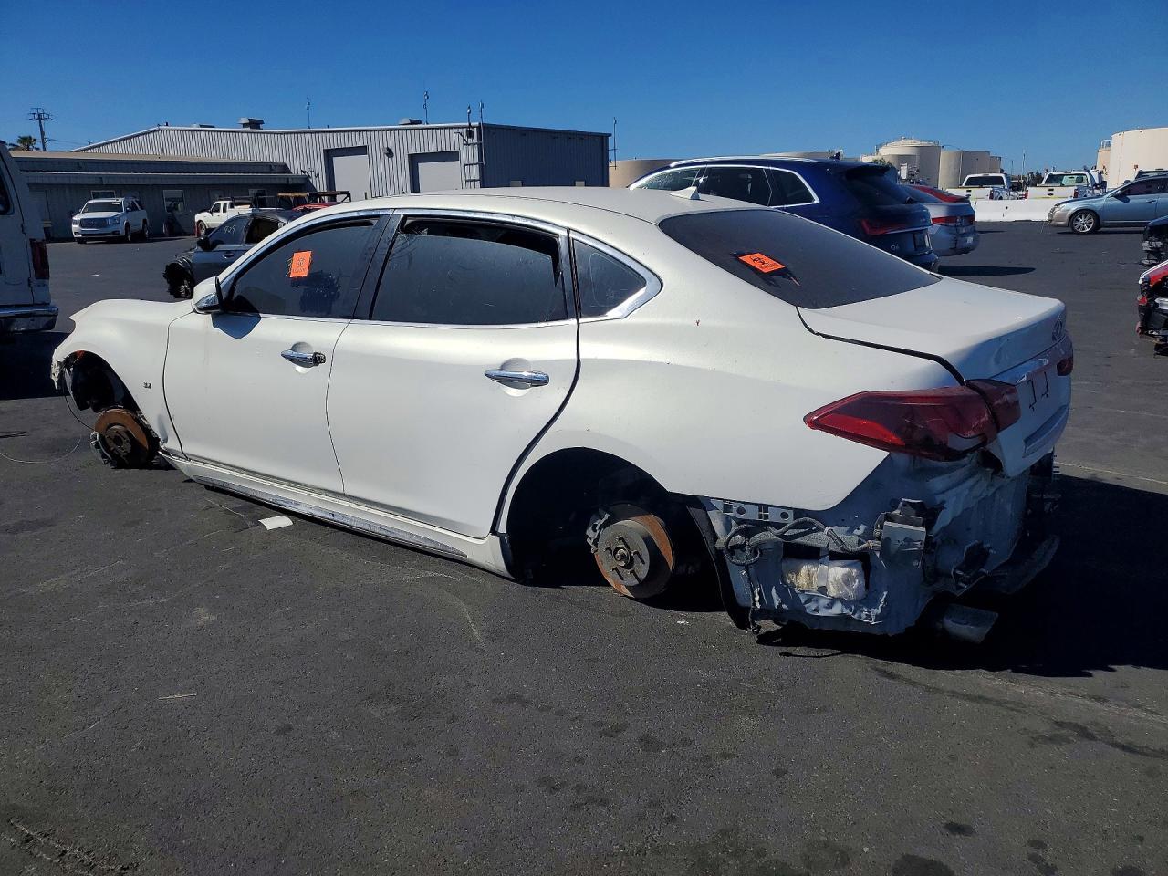 2015 Infiniti Q70L 3.7 - Image 2