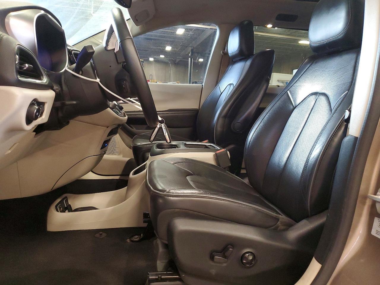 2017 Chrysler Pacifica Limited - Image 7