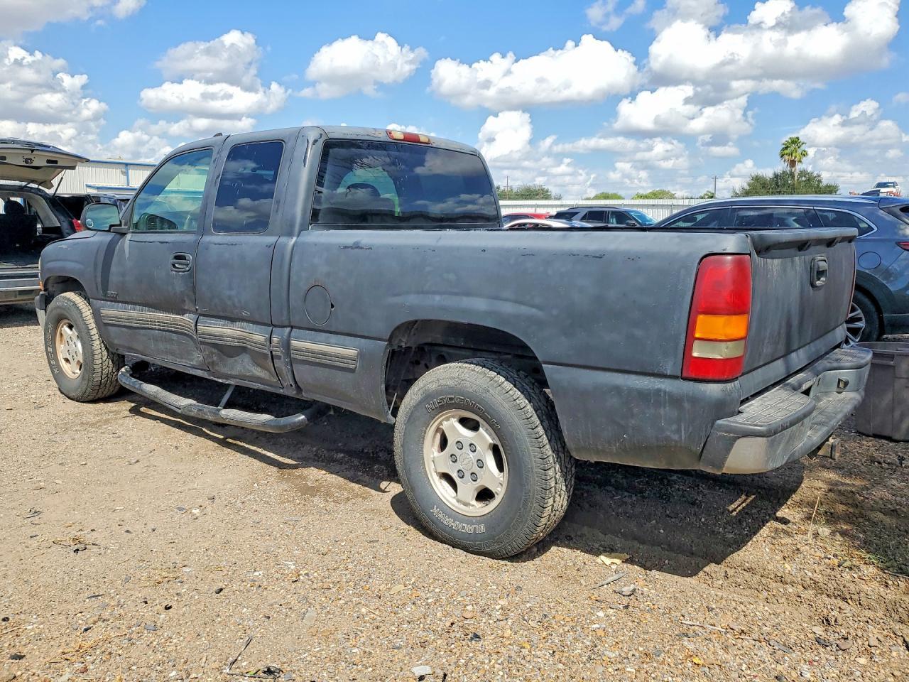 2001 Chevrolet Silverado C1500 - Image 2