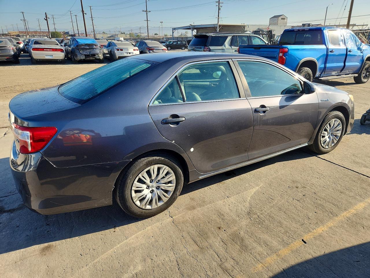 2013 Toyota Camry Hybrid Le - Image 3