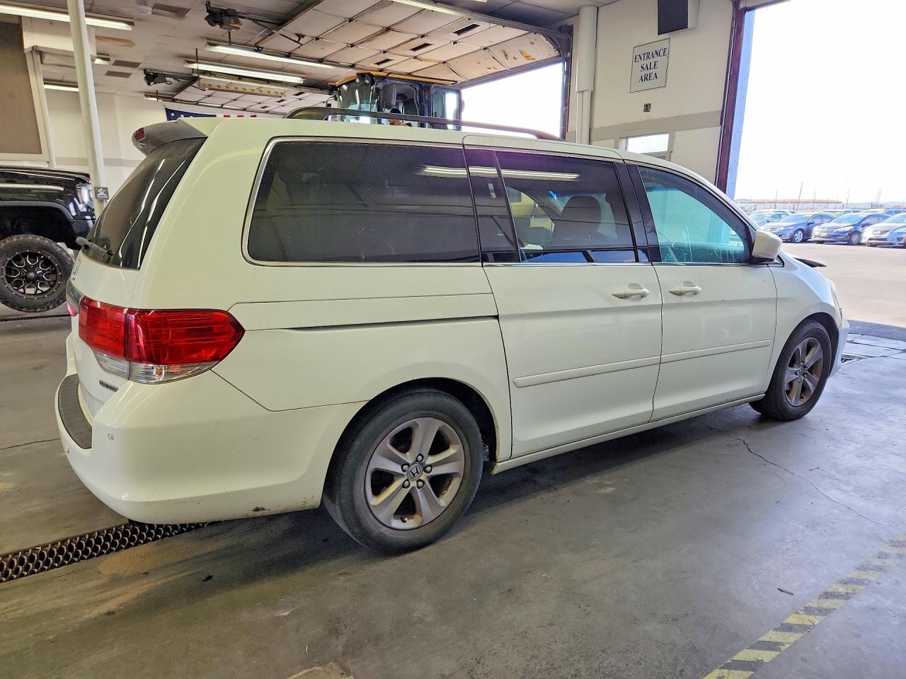 2010 Honda Odyssey Touring - Image 3