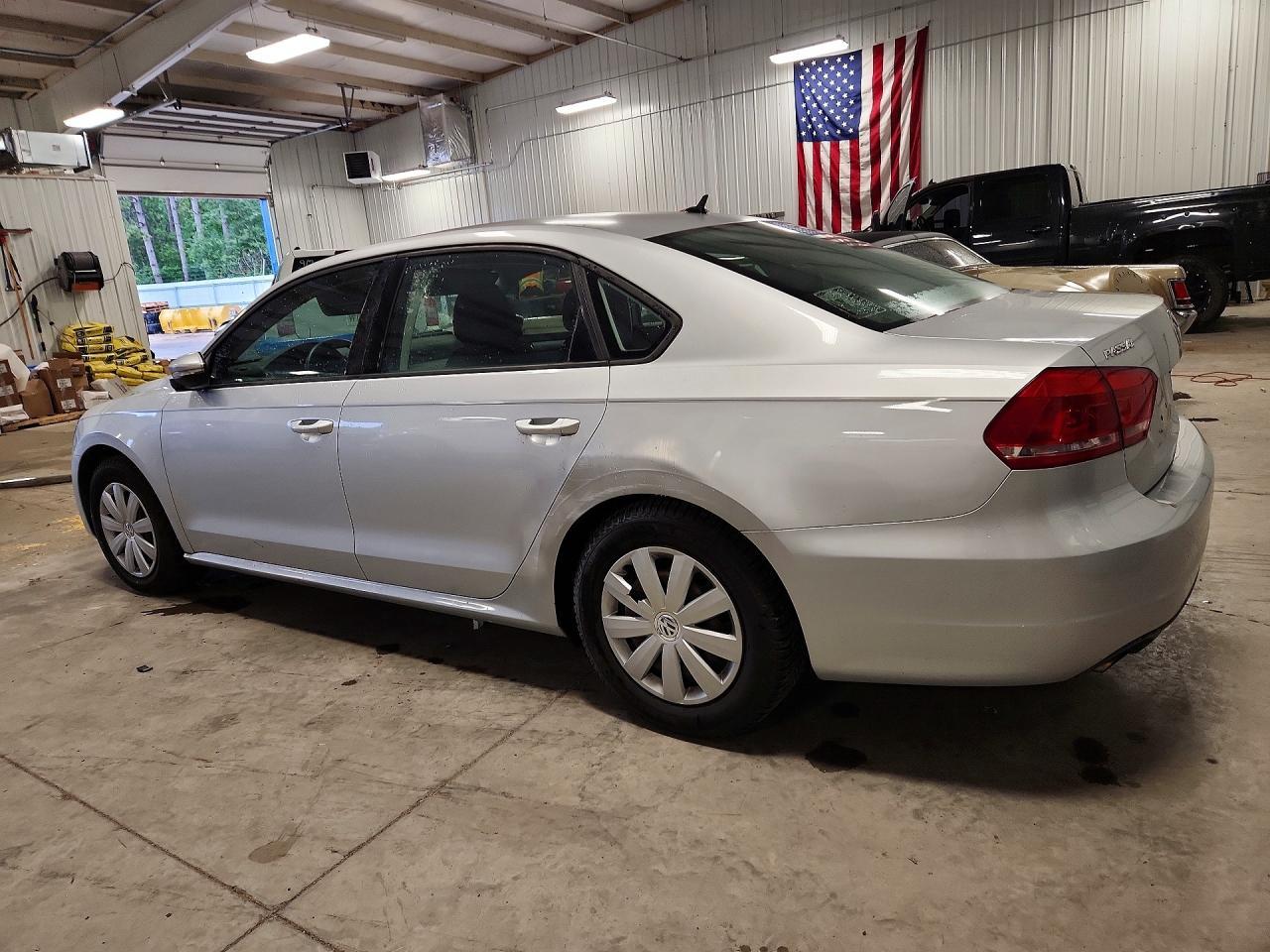 2012 Volkswagen Passat S - Фото 2