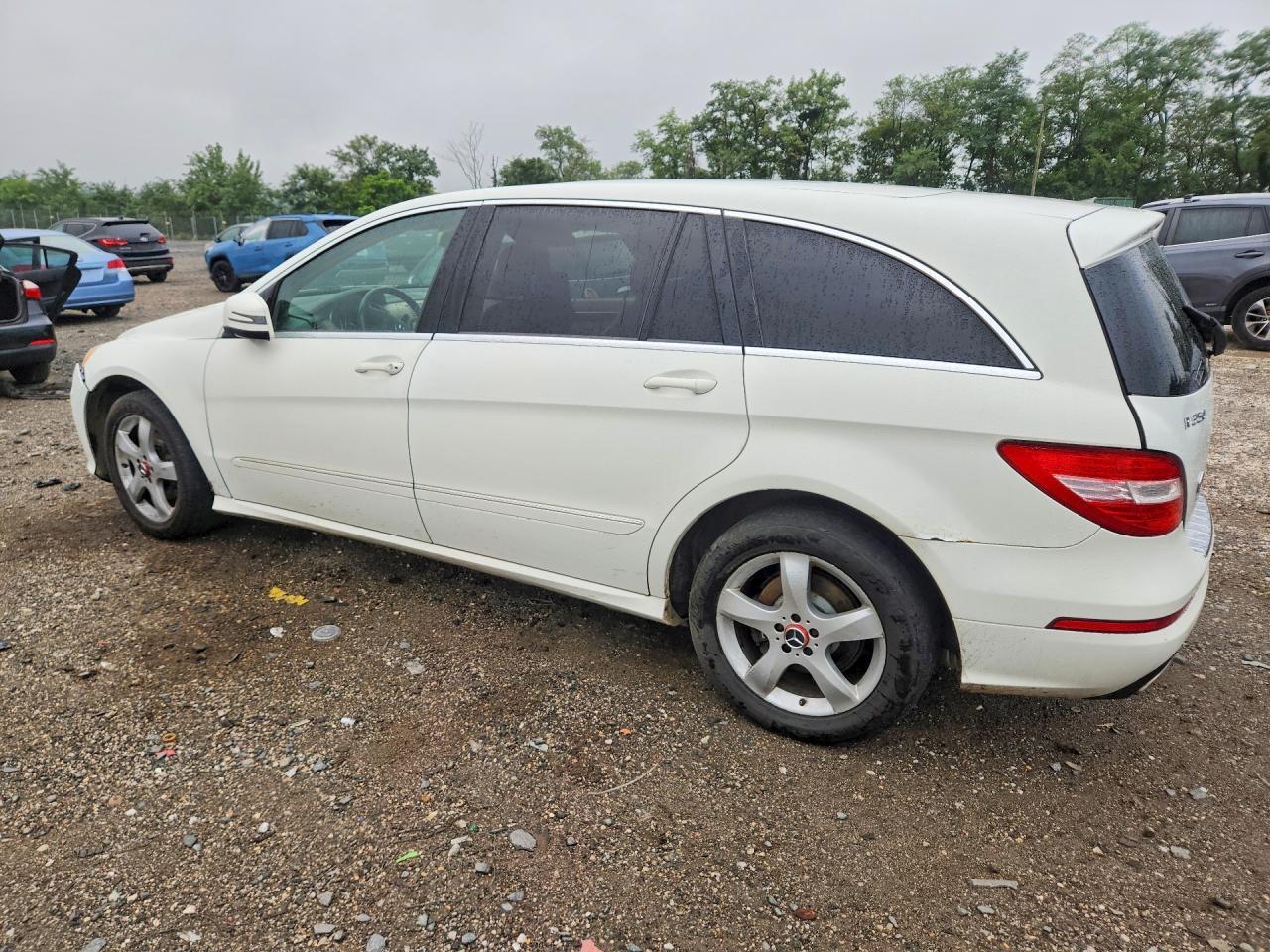 2011 Mercedes-Benz R 350 4Matic - Image 2