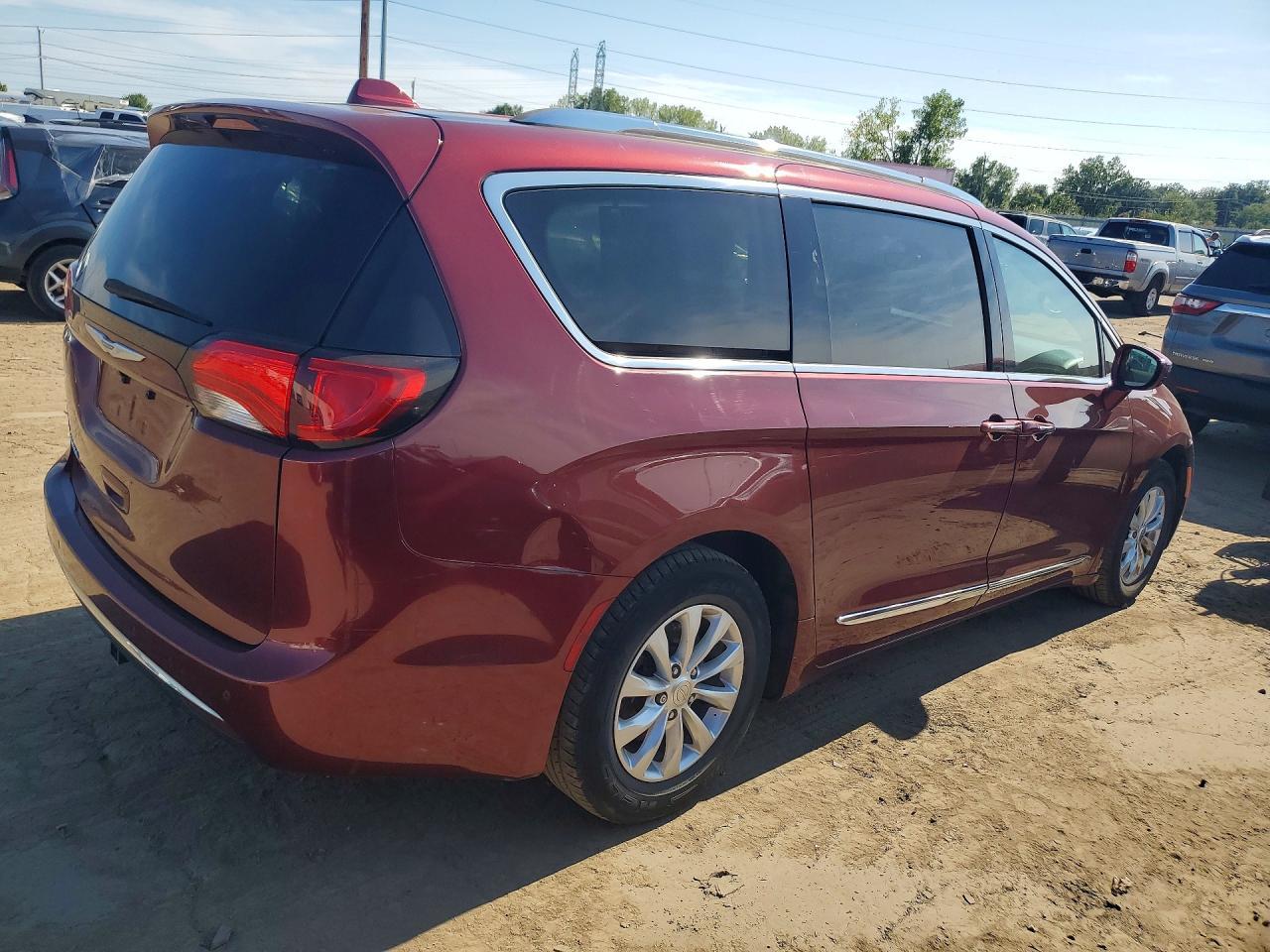 2018 Chrysler Pacifica Touring L - Image 3