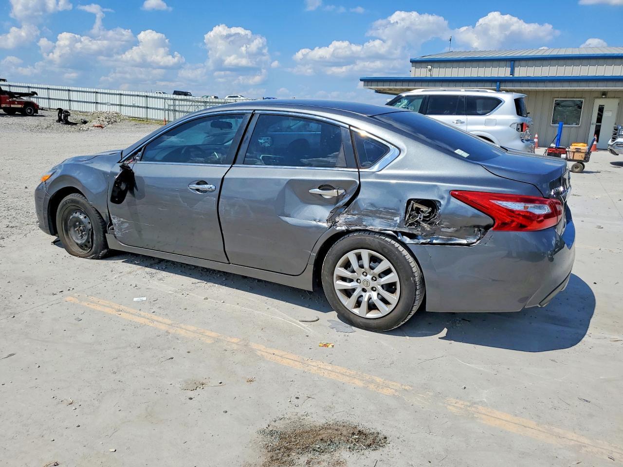2017 Nissan Altima 2.5 S - Фото 2