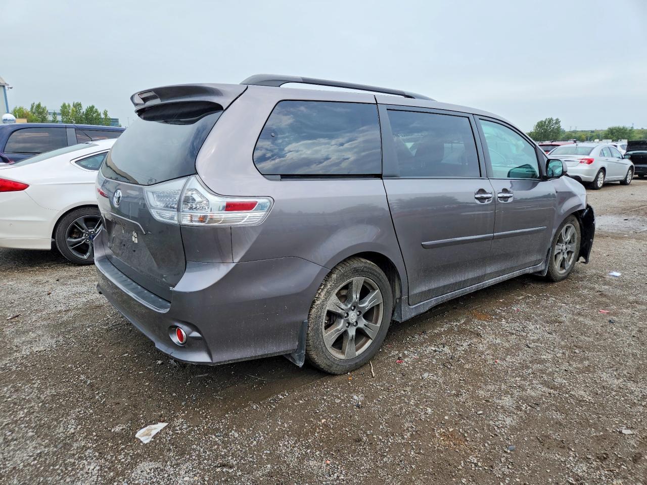 2017 Toyota Sienna Se - Image 3