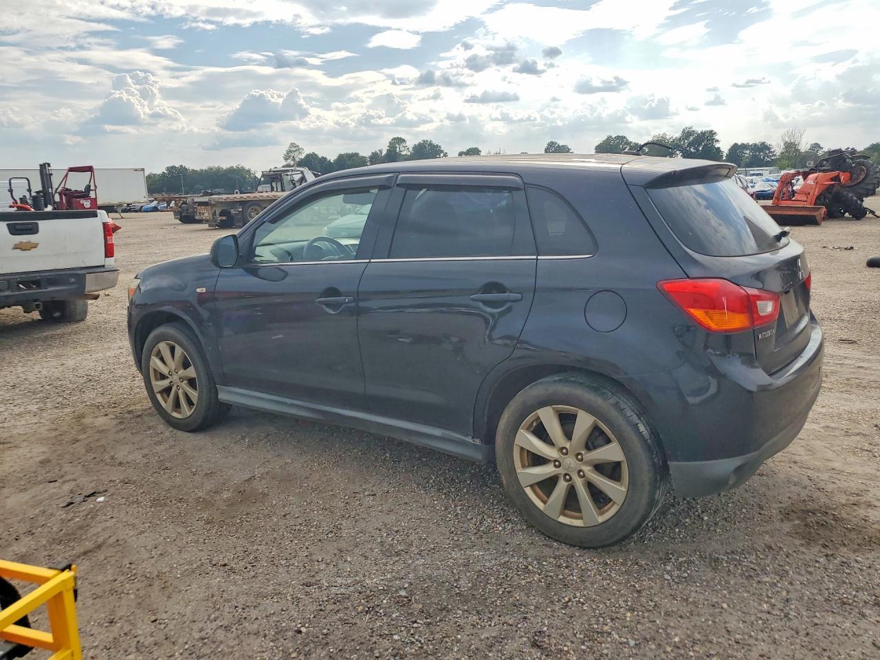 2014 Mitsubishi Outlander Sport Se - Image 2