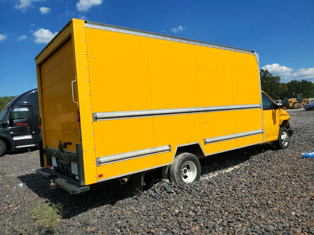 2016 GMC Savana Box Truck - Image 3