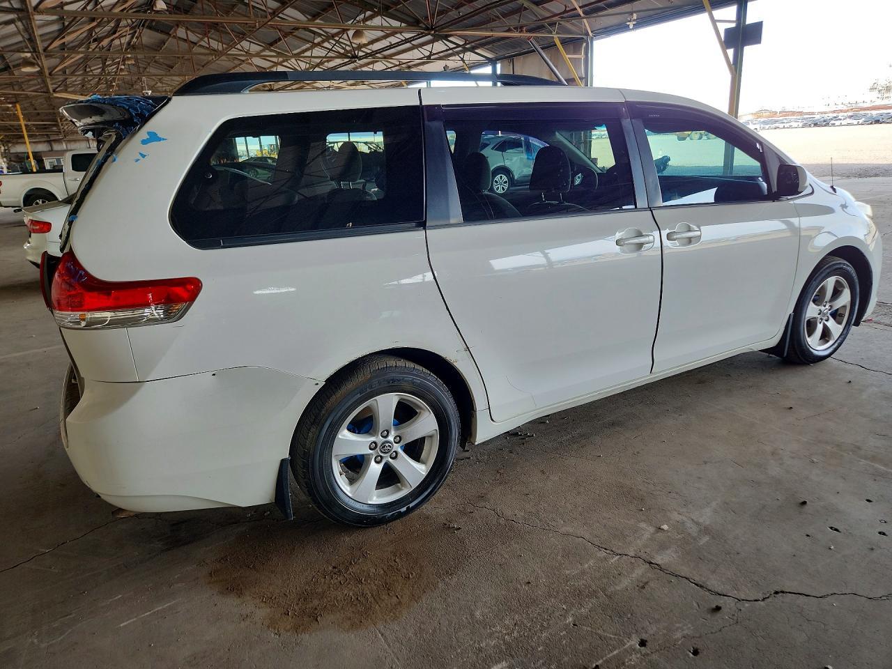 2013 Toyota Sienna Le - Фото 3