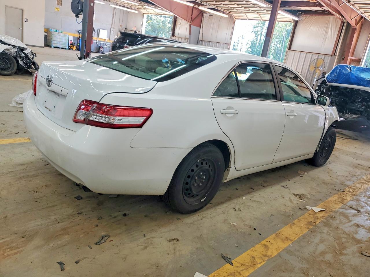 2011 Toyota Camry Le - Фото 3