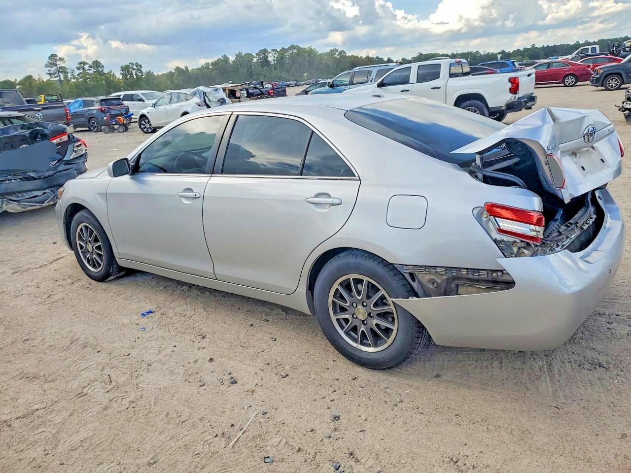 2010 Toyota Camry Le - Image 2