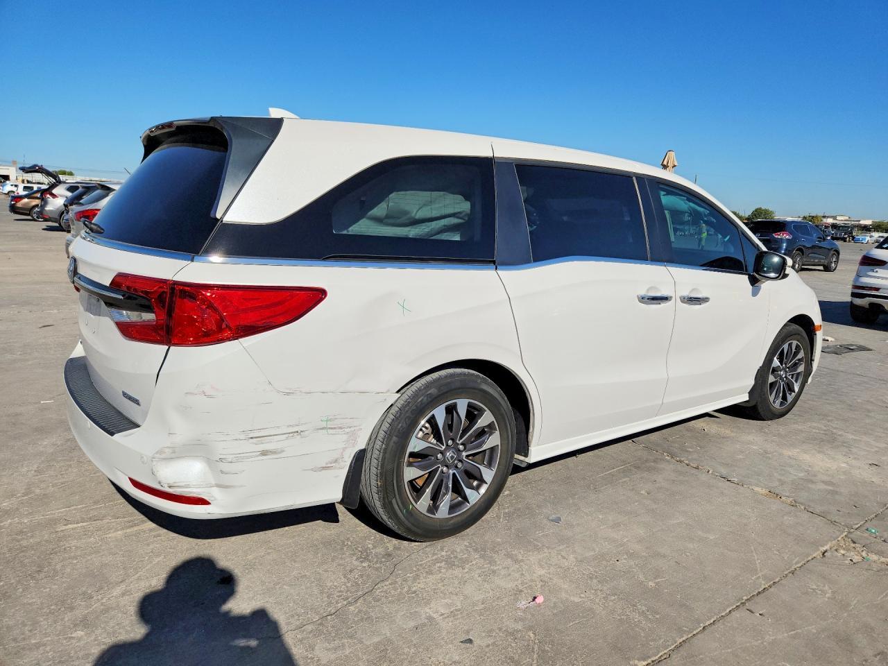 2024 Honda Odyssey Touring - Image 3