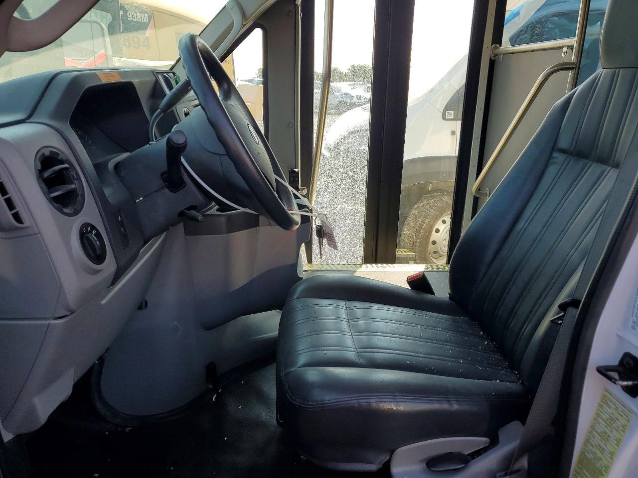 2017 Ford Econoline E450 Super Duty Cutaway Van - Image 7
