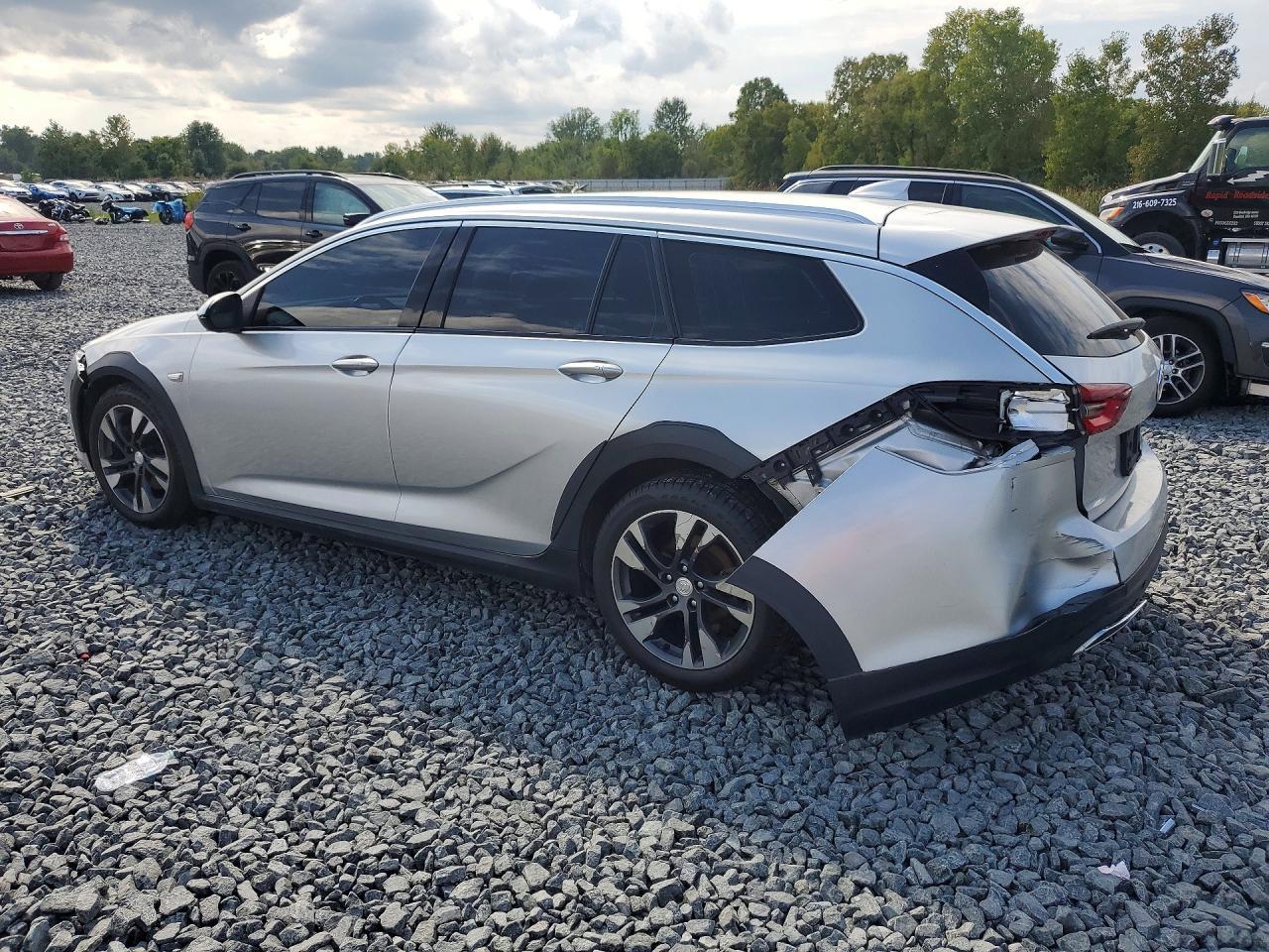 2019 Buick Regal Tourx Essence - Image 2