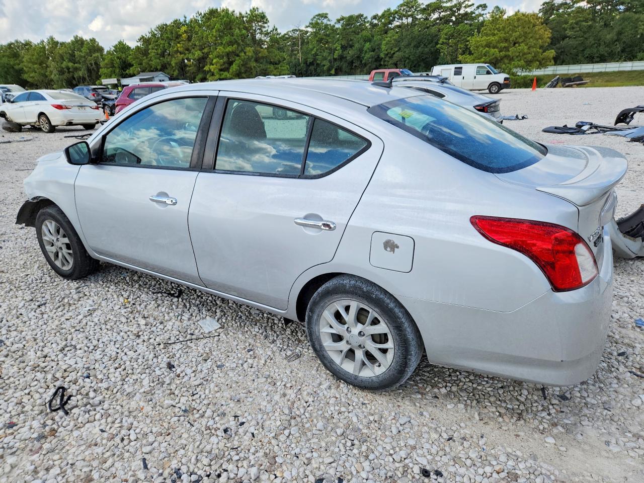 2017 Nissan Versa 1.6 S - Фото 2