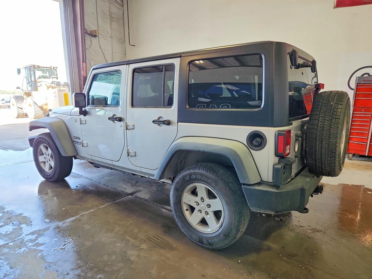 2012 Jeep Wrangler Unlimited Sport - Фото 2